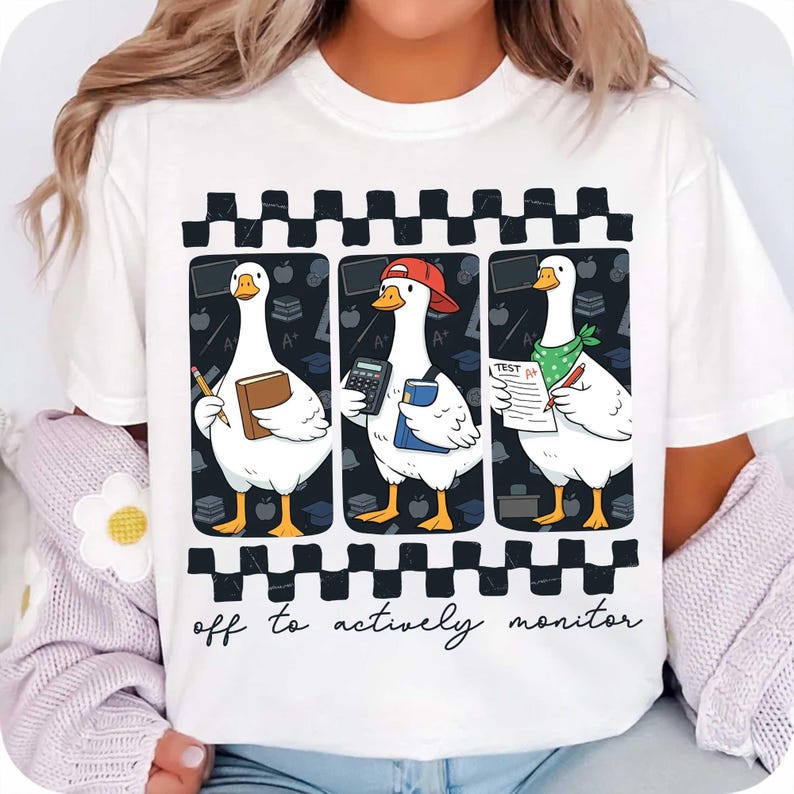 Peut inclure: Une tasse en c&eacute;ramique blanche avec une anse noire et l'inscription "But First, Coffee" en gras noir. La tasse est pos&eacute;e sur un fond flou, sugg&eacute;rant un cadre chaleureux.