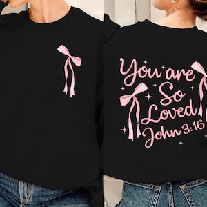 Voor- en achterkant Coquette Bow You Are So Loved png, christelijk sublimatieontwerp bijbelvers shirtontwerp christelijk coquette png John 3:16