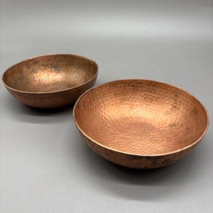 Sur La Table ボウル 2個セット ハンマー仕上げ銅メッキアルミニウム製 5.5インチ スナック用サービングボウル 画像 2