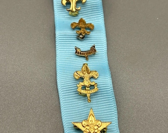 Épingles de récompense de classement de scouts vintage (5) sur un ruban, épinglette étoile, insigne de leadership des années 70