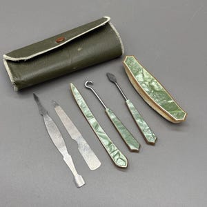 Puede incluir: Un juego de tres tazas de cerámica con un acabado moteado y mate. Las tazas son de color crema, gris claro y gris oscuro. Cada taza tiene un diseño simple y minimalista.