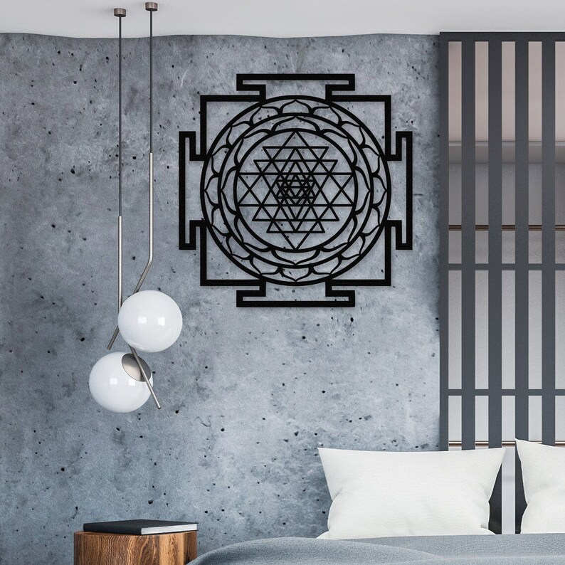 Puede incluir: Arte de pared de metal negro con un Sri Yantra, un s&iacute;mbolo geom&eacute;trico sagrado en el hinduismo. El dise&ntilde;o es intrincado y detallado, con m&uacute;ltiples tri&aacute;ngulos y c&iacute;rculos.