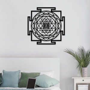 Puede incluir: Arte de pared geom&eacute;trico en blanco y negro con un dise&ntilde;o de Sri Yantra. El dise&ntilde;o es intrincado y detallado, con m&uacute;ltiples capas de tri&aacute;ngulos y c&iacute;rculos.