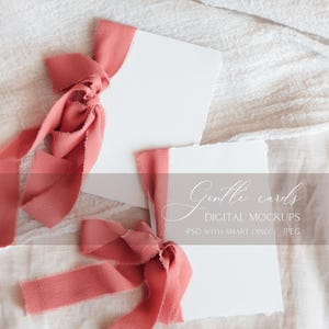 Boho Invitation Mockup 5x7 Set Card, Baby Shower Invitation Card con nastro rosa, PSD Smart Object Invitation, Prodotto digitale