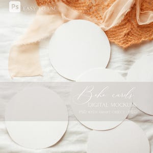 Boho 5er Set runde Karten Mockup, Baby Monatskarten Mockup, Kinder Geburtstagsparty Einladen Mockup, Favor Tag PSD Smart Objekt Mockup