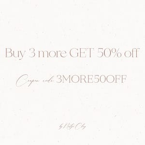 Może przedstawiać: Jasne beżowe tło z jasnobrązowym tekstem. Tekst brzmi "Buy 3 more GET 50% off" i "Coupon code 3MORE50OFF". Na dole obrazu znajduje się podpis.