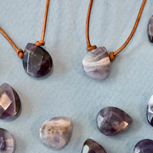 Amethyst Edelstein Anhänger mit Hellbraunem Leder, Februar Geburtsstein