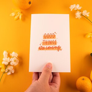 Tarjeta "Good Things Are Comes" (Cosas buenas por venir) - Hecha a mano, interior en blanco, papel de acuarela