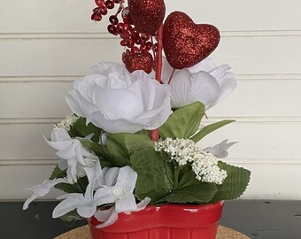 Ramo de rosas blancas y corazones en taza de cerámica con forma de corazón