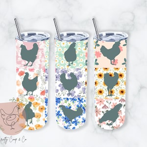 Op de afbeelding: Drie roestvrijstalen bekers met een patchwork-ontwerp met verschillende bloemenpatronen en silhouetten van kippen. Elke beker is voorzien van een rietje.