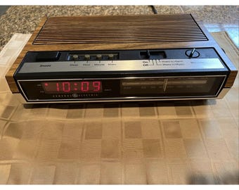 Radio despertador General Electric modelo 7-4630B ¡Probado y funciona!