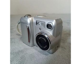 Nikon Coolpix 775 Digital Camera 2.1MP 1.7