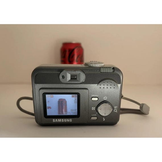 Vintage Samsung Digimax 201 Compact Digital Camera 2.0MP Silver