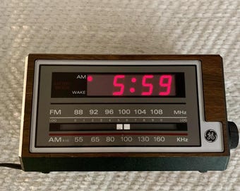 Reloj despertador con radio AM FM GE de General Electric 7-4601A con veta de madera