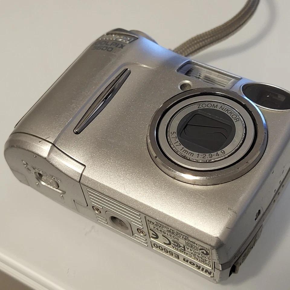 ニコン　クールピックス　5600 Nikon Coolpix 5600 Digital Camera Silver 5.1 Mega Pixels 35