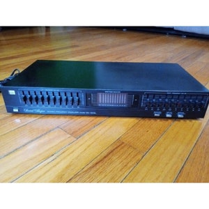 Può includere: Un equalizzatore di frequenza stereo Sound Shaper nero modello SS-100SL con un analizzatore di spettro e 10 cursori su ciascun lato.