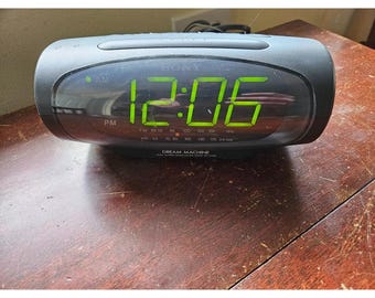 Radio reloj con alarma dual FM AM Dream Machine de Sony ICF-C490, color negro