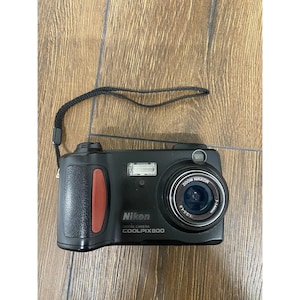 Nikon Coolpix 800  2.1MP 2x Nikkor Optical Zoom