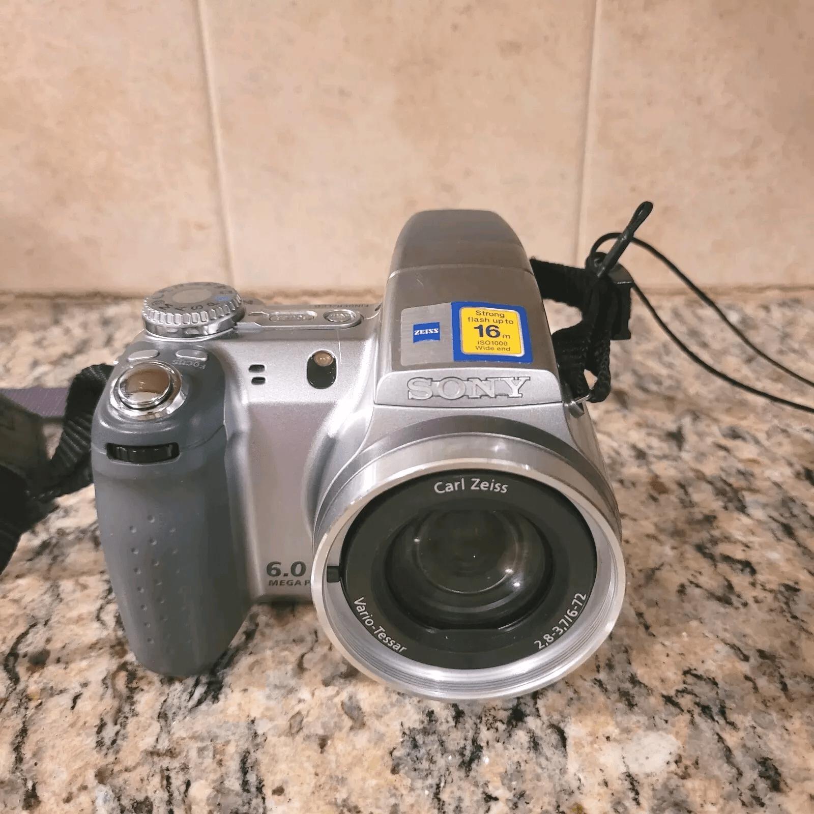 SONY Cyber-shot DSC-H2 Super Steady Shot Camera. 6 MP, 12X SONY Cyber-shot DSC-H2 Super Steady Shot Camera. 6 MP, 12X