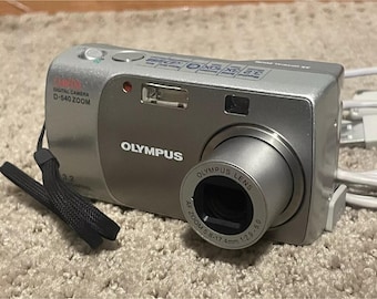 Olympus CAMEDIA D-540 ZOOM 3.2MP Digital Camera w/ 3x optical zoom - silver