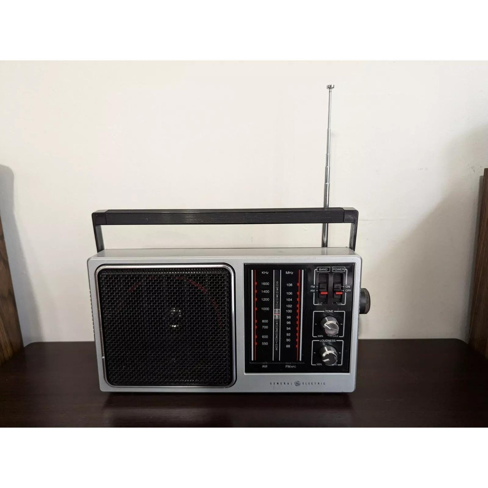 Vintage General Electric AM/FM Table Radio Model 7-2857A Tested
