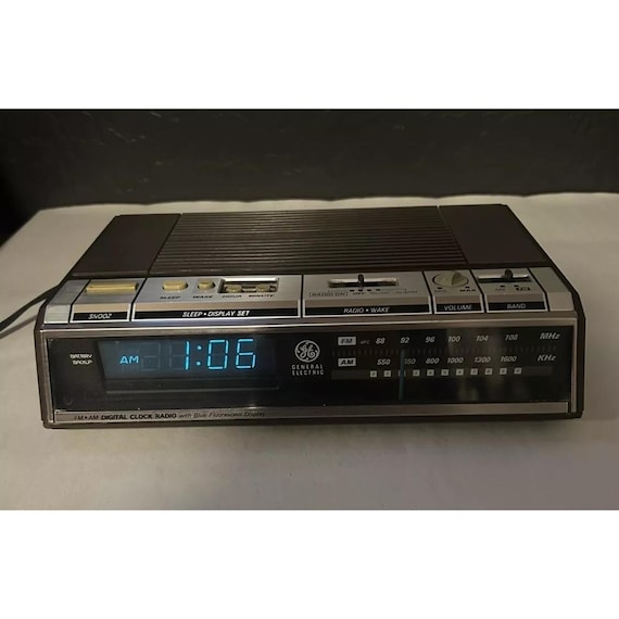 General Electric GE 7-4646A Am/fm Digital Clock Radio W Blue LCD