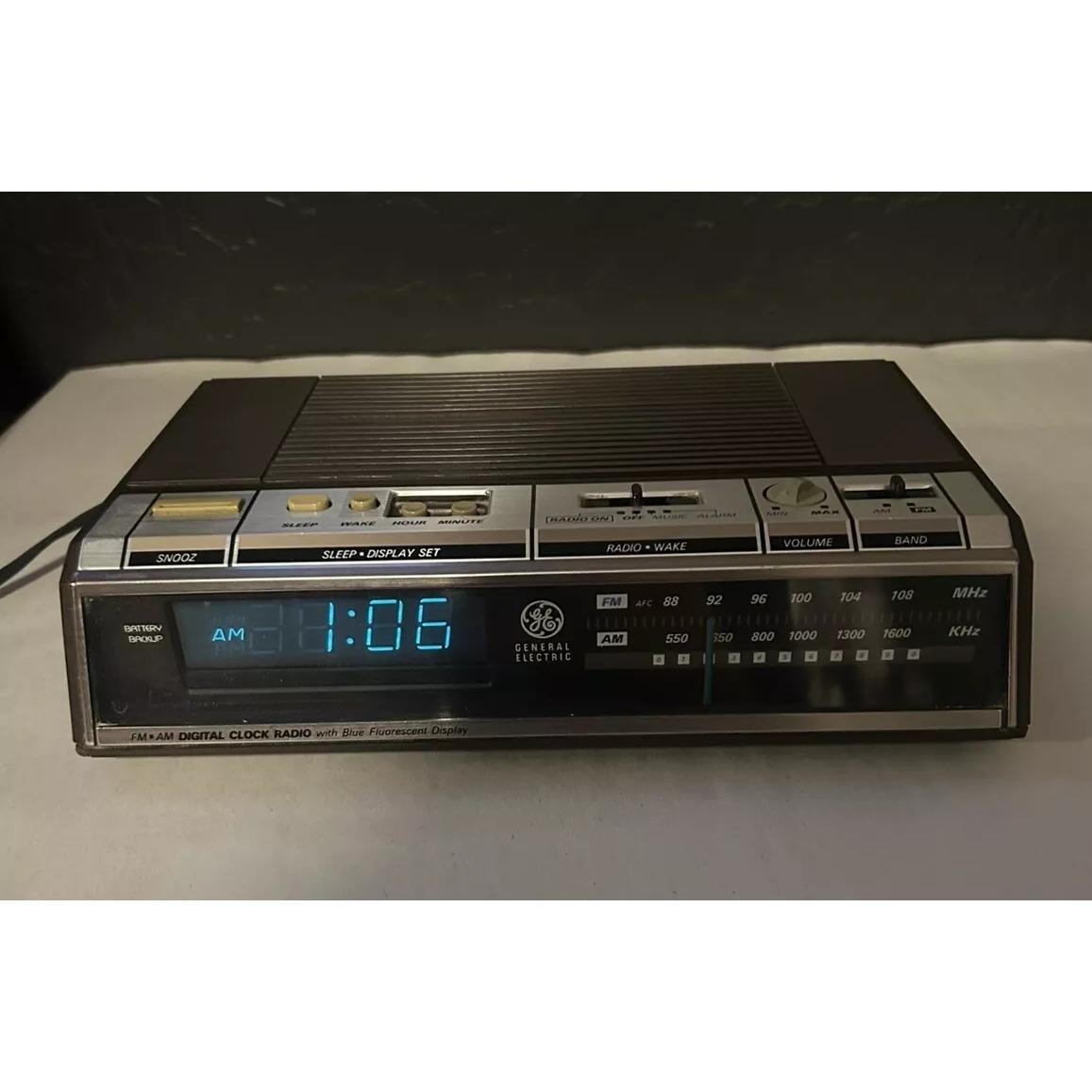 General Electric GE 7-4646A Am/fm Digital Clock Radio W Blue LCD General Electric GE 7-4646A Am/fm Digital Clock Radio W Blue LCD