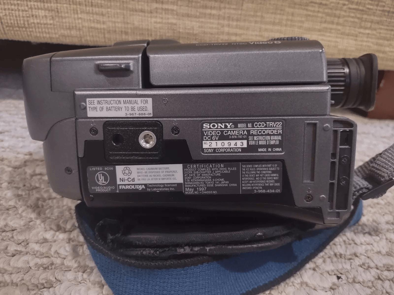 SONY Handycam デジタルビデオカメラTRV22 Sony Handycam CCD-TRV22 8mm Analog Camcorder - Silver for