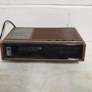 Vintage Panasonic RC-6130  AM/FM 2-Band Fluorescent Clock Radio
