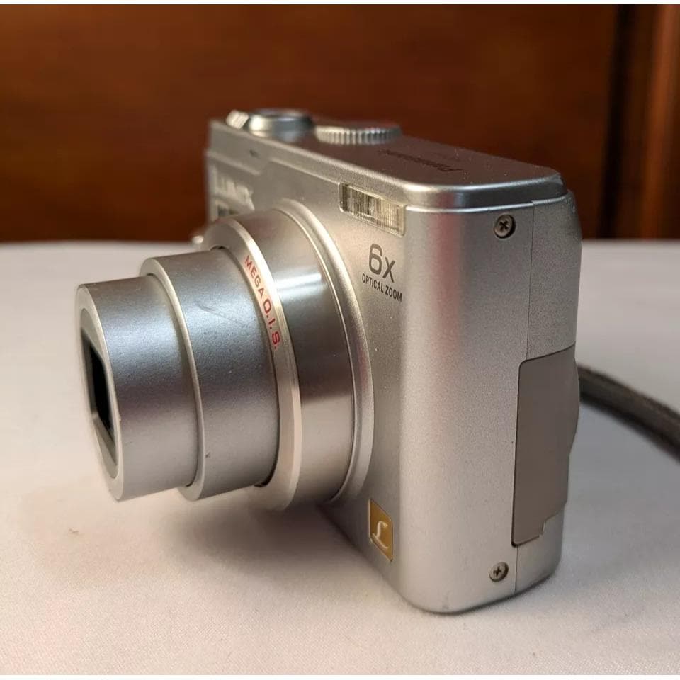 Panasonic LUMIX DMC LZ2 5.0MP Digital Camera 6x Optical Zoom
