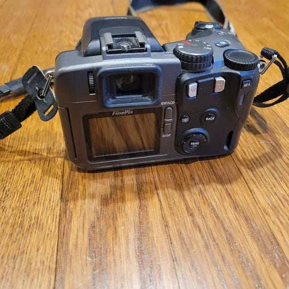 Fujifilm S602z Finepix Digital Camera Fujinon Lens 6X Optical Zoom