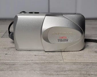 Olympus CAMEDIA D-560 Zoom 3.2MP Digital Camera