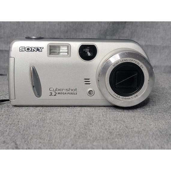 Sony Cyber-shot DSC-P72 – Appareil Photo Numérique 3.2 MP – Avec 2 Cartes Mémoire + Câble