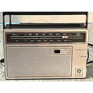Vintage GE General Electric 7-2660C Two-Way AM/FM Portable Radio Works