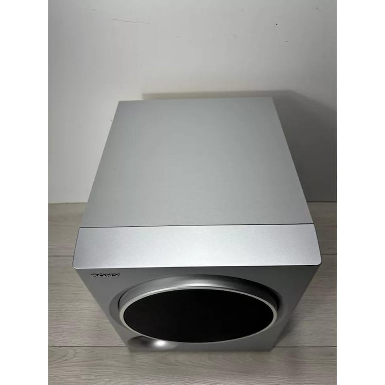 Pu&ograve; includere: Un subwoofer argentato con una griglia per altoparlanti nera. L'altoparlante ha la scritta "SONY" stampata sul davanti.