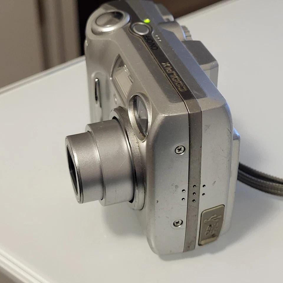 Nikon Coolpix 5600 デジタルカメラ シルバー 5.1メガピクセル 35