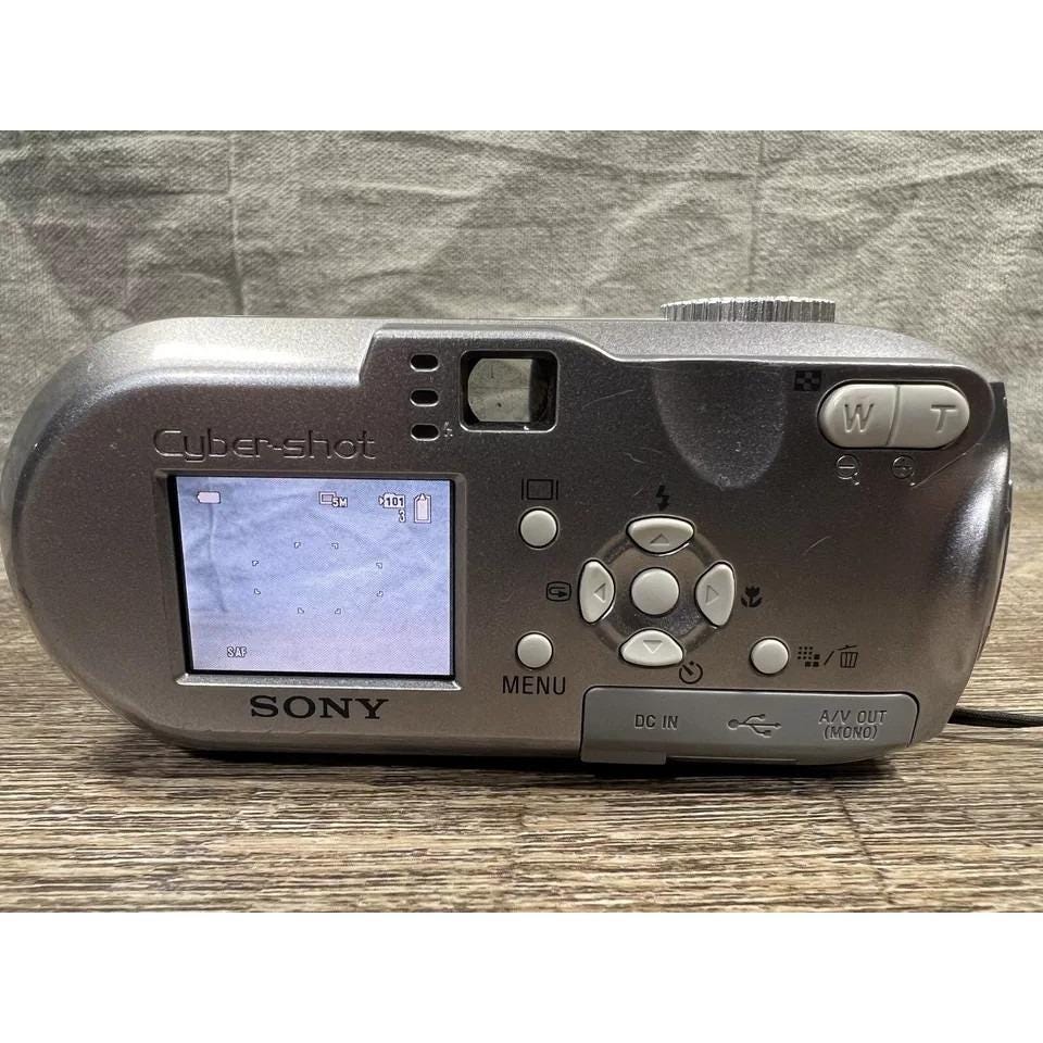 Sony Cyber Shot DSC-P93 Digital Camera - Silver / Smart Zoom