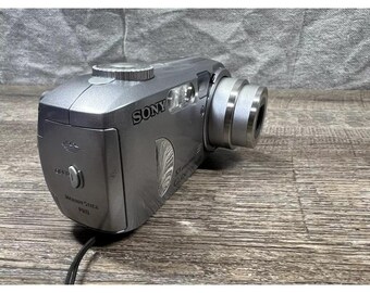 Sony Cyber Shot DSC-P93 Digital Camera - Silver / Smart Zoom 5.1MP