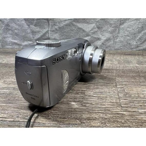 Sony Cyber Shot DSC-P93 Digital Camera - Silver / Smart Zoom Sony Cyber Shot DSC-P93 Digital Camera - Silver / Smart Zoom
