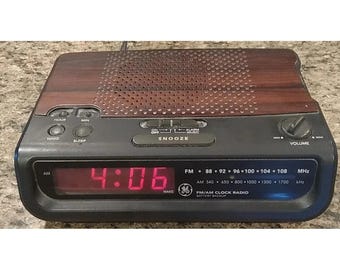 Radio despertador digital General Electric GE 7-4613A con efecto madera