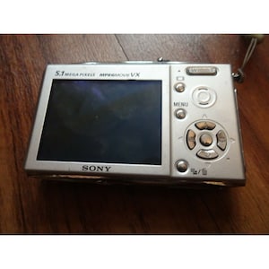 SONY Cyber-shot DSC-T5 5.1MP silver Digital Camera, battery & charger image 2