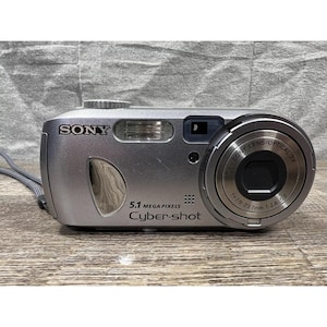 Sony Cyber Shot DSC-P93 Digital Camera - Silver / Smart Zoom 5.1MP