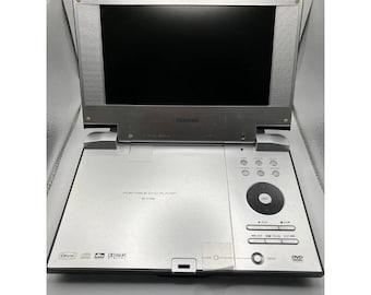 Reproductor de DVD portátil recargable Toshiba SD-P1850 con pantalla LCD panorámica de 8 pulgadas, color plata/negro.