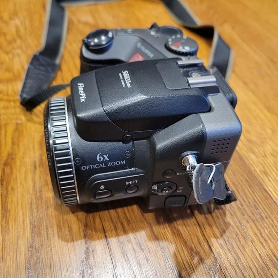 Fujifilm S602z Finepix Digital Camera Fujinon Lens 6X Optical Zoom