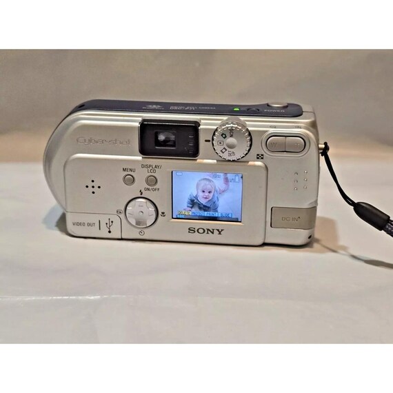 Appareil Photo Sony Cyber-shot DSC-P7 – 3.2 Mégapixels – Compact Vintage