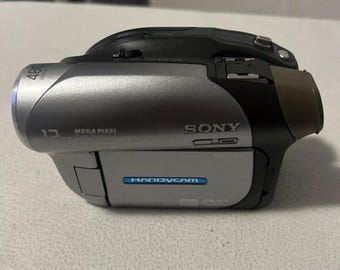 Sony HandyCam DCR-DVD203 Mini DVD Camcorder Nightshot 12x Optical Zoom