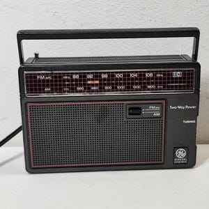 General Electric GE Two-Way Power 7-2660D AM/FM Portable Radio Tested & Working