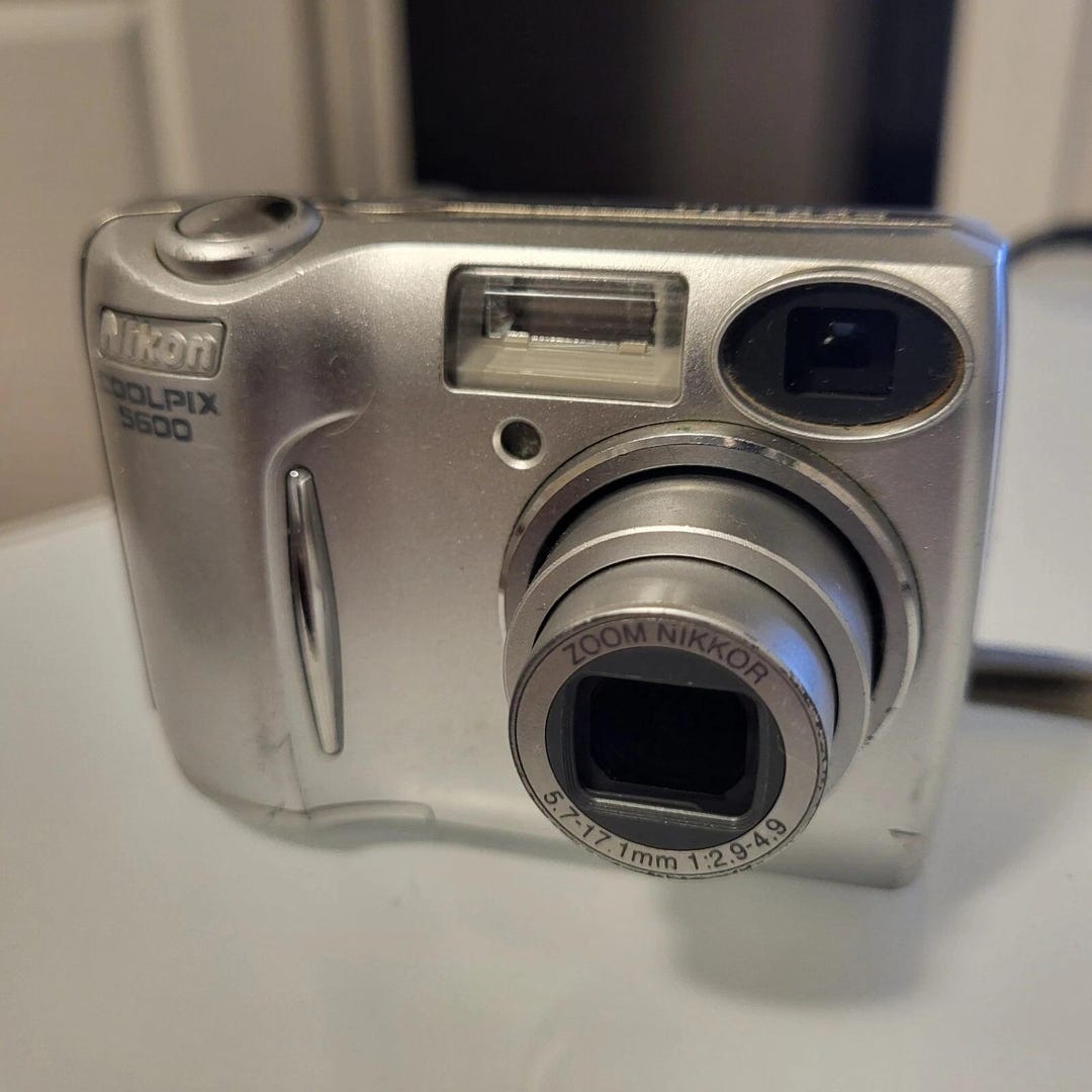 ニコン　クールピックス　5600 Nikon Coolpix 5600 Digital Camera Silver 5.1 Mega Pixels 35