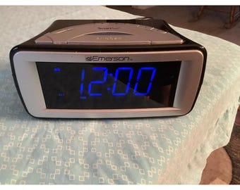 Emerson CKS9031 SmartSet Dual Alarm Clock AM/FM Radio