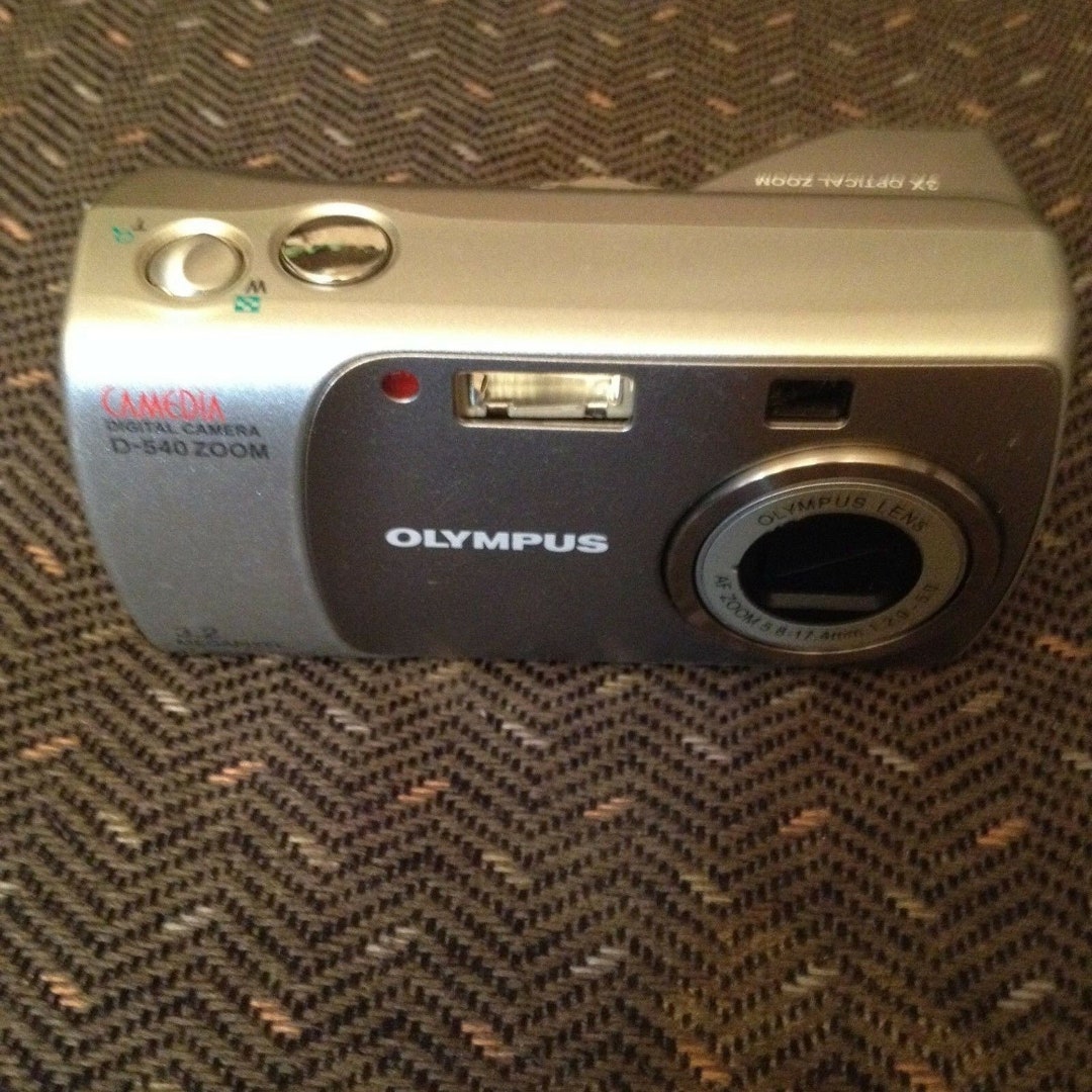 Olympus CAMEDIA D540 ZOOM 3.2MP Digital Camera W/ 3x Optical Zoom
